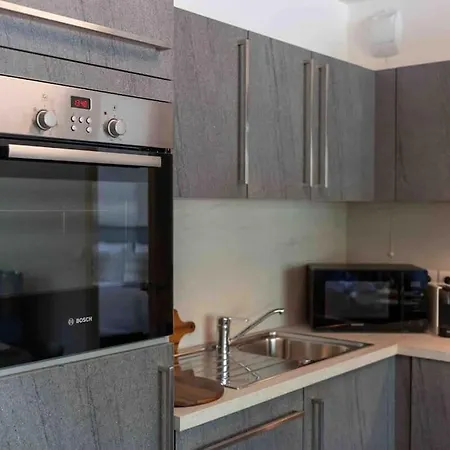 Stylish 1bdr W/huge Balcony/shared Roof Pool Apartment *